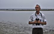 Boswachter Ted Sluijter is enthousiast over de aanstaande opening van de Haringvlietsluizen. „Dan kunnen zalm en steur de zee op om zich voort te planten.” beeld Theo Haerkens