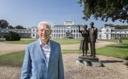 Wim Velthuizen (82) nam in 2005 het initiatief om bij paleis Soestdijk een beeld van prins Bernhard en koningin Juliana te realiseren. beeld RD, Henk Visscher