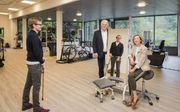 Daan Theeuwes (l.) met zijn ouders in een van de ruimten van het nieuwe Daan Theeuwes Centrum in Woerden. Jongeren met ernstig hersenletsel krijgen hier vijf uur therapie per dag. „Het is onze droom om jongeren een toekomst te geven in plaats van enkel ee