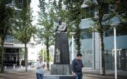 Het borstbeeld van de vermoorde politicus Pim Fortuyn staat op een naar hem genoemd pleintje bij de Koopgoot in Rotterdam. beeld Sjaak Verboom