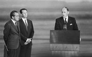 Koning Boudewijn (midden) met de Amerikaanse president Nixon (links) en Navo-secretaris-generaal Luns tijdens de Navo-top in Brussel op 3 juli 1974. beeld Nato Media Library
