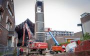 In Rotterdam is maandag de sloop van het kerkgebouw van de gereformeerde gemeente aan de Boezemsingel gestart. De toren blijft overigens staan. beeld Roel Dijkstra