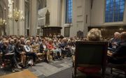 In de Utrechtse Jacobikerk namen prof. dr. Beatrice de Graaf en romanschrijver Adriaan van Dis (met microfoon) deel aan een literair debat onder leiding van columnist en journalist Stevo Akkerman. Volgens de organisatie trok het debat circa 220 bezoekers.