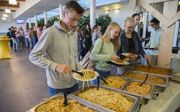 Studenten gebruiken de maaltijd tijdens de Zomerconferentie van de Werkgroep voor Studenten van de Gereformeerde Gemeenten. beeld Martin Droog