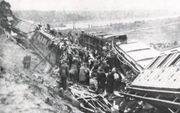 Een locomotief en elf rijtuigen ontsporen op 13 september 1918 bij de brug over het Merwedekanaal. De treinramp met sneltrein 102 bij  Weesp eist 41 doden en 42 gewonden. beeld Wikimedia