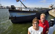 Marinus en Lenie Hoogendoorn voor hun motorschip Glissando in de haven van Antwerpen. beeld Erald van der Aa