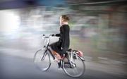 Minister Van Nieuwenhuizen lanceert een nieuwe campagne om het appen achter het stuur terug te dringen. Op de fiets en in de auto. beeld RD