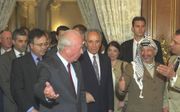 V.l.n.r. premier Rabin, minister Peres en PLO-voorzitter Arafat in Parijs, juli 1994. beeld GPO.