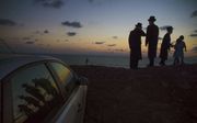 Ultra-orthodoxe Joden baden dinsdag aan de Middellandse Zee, daags voor Jom Kipoer. beeld EPA, Atef Safadi