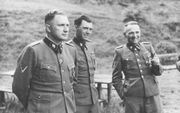 Josepf Mengele bij kamp Auschwitz in 1944. Hij wordt geflankeerd door Richard Bear, commandant van Auschwitz (l.) en Rudolf Hoess, voormalig commandant van Auschwitz. beeld Wikimedia/Yad Vashem