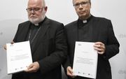 Kardinaal Reinhard Marx (l.) bij de presentatie van het rapport, met Joseph Ackerman, misbruikombudsman van de Duitse RKK. beeld AFP, Daniel Roland