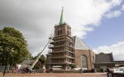 De toren van de Grote Kerk in het centrum van Sliedrecht staat de komende weken in de steigers. beeld RD, Anton Dommerholt