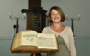 Margot Kalse in de Waalse Kerk in Leiden bij een Bijbel met Franse psalmen. beeld Jos van Leeuwen