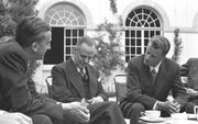 Het Oecumenisch Instituut te Bossey, bij Genève, was een ontmoetingsplaats voor bekende kerkelijke leiders. W. Visser ’t Hooft (m.), een van de pioniers van Bossey, in gesprek met Billy Graham (r.). Links Hans-Heinrich Wolf, van 1955 tot 1966 directeur va