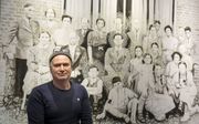 Kunstenaar Amos van Gelder exposeert in de sjoel van Elburg met de tentoonstelling ”De getekenden". Hij schilderde dit familieportret van zijn voorgeslacht, de familie Cohen. beeld André Dorst