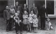 Willem en Dina Geurink-Wisselink in Lichtenvoorde op 30 april 1945, een maand na de bevrijding, met hun onderduikers. De onderduikgevers namen grote risico’s en leefden voortdurend in spanning. beeld Nationaal Onderduikmuseum