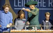 Koningin Maxima deelde vrijdag tijdens de viering van twintig jaar Leidsche Rijn gebak uit. De wijk telt 85.000 inwoners. beeld ANP, Patrick van Katwijk