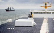„Het is geen sprookje dat de zon ons meer energie levert dan we op kunnen maken.” Foto: zonnepanelen op het dak van de Texelse veerboot Texelstroom. beeld ANP, Koen van Weel