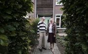 Dr. Pieter Gaemers en zijn vrouw Leny voor hun huis in Winterswijk. beeld Jan Ruland van den Brink