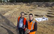 Maarten Wispelwey en Eric Norde (r.) bij de opgraving aan de Rimpelerweg in Putten. Ze legden resten van middeleeuwse boerderijen en een boerderij uit de ijzertijd bloot. Dit is het eerste grootschalige onderzoek na de vondst van een vroeg-middeleeuwse ne