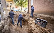 Archeologen legden bij opgravingen in Genemuiden resten van een knekelhuisje en menselijke skeletten bloot. beeld RD