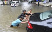 „De klimaatverandering heeft bij twee graden temperatuursverhoging (mogelijk al eer-der) gevaarlijke en onomkeerbare gevolgen, waaronder extreem weer. Foto: Mombai (India) na hevige regenval in juli. beeld AFP, Indranil Mukherjee.