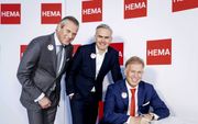 Zakenman Marcel Boekhoorn (r.), Paul Loeff van franchisevereniging VAB en CEO Tjeerd Jegen van Hema tekenen het contract van de overname van HEMA.  beeld ANP ROBIN VAN LONKHUIJSEN