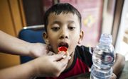 Een jongen in Jakarta krijgt medicijnen ter behandeling tuberculose. Dagelijks overlijden wereldwijd zo’n 650 kinderen aan tbc. beeld Maarten Boersema