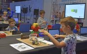 Kinderen bouwen in de herfstvakantie robots tijdens LEGO World. beeld Pieter Beens
