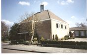 Het voormalige kerkgebouw aan de Smaragdstraat in Apeldoorn. beeld Reliwiki