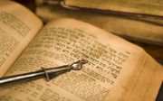 Onze gereformeerde voorvaderen hadden er geen moeite mee om zich door Joodse Bijbeluitleg en rabbijnse kennis van het Hebreeuws te laten inspireren. Foto: fragment uit Hebreeuwse Bijbel. beeld iStock