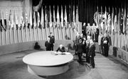 De Amerikaanse afgevaardigde tekent het VN-Verdrag in San Francisco, juni 1945. Met de ratificatie van het verdrag konden de Verenigde Naties in oktober 1945 in werking treden. beeld VN
