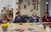 De dag in het ontmoetingscentrum in Zeist wordt begonnen met koffie en het lezen van de krant. beeld RD, Anton Dommerholt