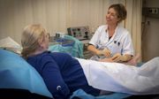 Pijnspecialist Natasja Maandag behandelt patiënte Irma van der Gaag met cryolaesie: bevriezing van een zenuwknoopje. beeld Erik van ’t Hullenaar