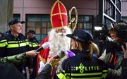 Sinterklaas dook vrijdag op bij de rechtbank in Leeuwaarden. Daar werden Friezen die anti-Piet-betogers weerden,  veroordeeld.  beeld ANP, Robin Utrecht