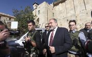 De Israëlische minister van Defensie Lieberman (m) maakte woensdag zijn aftreden bekend. beeld EPA, Abed al-Haslamoun