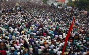 Burgers demonstreren in de Srilankaanse hoofdstad Colombo tegen de politieke crisis in het land. beeld EPA, Pushpa Kumara