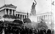 In München protesteerde een grote menigte op de Theresienwiese tegen de macht van koning Wilhelm II. Dat gebeurde ondermeer bij de eregalerij die koning Ludwig I van Beieren had laten bouwen.  beeld Wikimedia