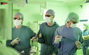Prof. Marc Besselink, samen met collega’s bezig met een laparoscopische operatie van de alvleesklier. beeld Marieke de Lorijn
