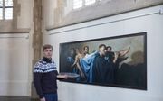 Egbert Modderman bij zijn schilderij van de vier vrienden die een verlamde naar Jezus brengen.  beeld Sjaak Verboom