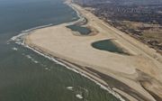 Voor de kust van het Zuid-Hollandse Monster is Zandmotor DeltaDuin aangelegd, een schiereiland van opgespoten zand dat de kust beschermt. Aan het eind van deze eeuw zijn door het smelten van gletsjers en de zeespiegelstijging meer van dit soort zandbanken