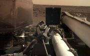 Beeld dat ruimtelab InSight maandag vanaf Mars doorstuurde. De InSight moet onder meer boringen gaan doen op de planeet. beeld AFP, NASA