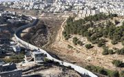 In Oost-Jeruzalem scheidt de veiligheidsmuur een Palestijns vluchtelingenkamp van Joodse vestigingen. De Amerikaans-Israëlische schrijver Yossi Klein Halevi wilde in contact komen met Palestijnen achter de muur. beeld DZarzycka, Getty Images