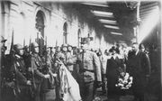 De afgezette keizer Karl van Oostenrijk (m.) reisde in 1921 naar Hongarije om er weer op de troon te komen. Achter hem keizerin Zita.  beeld Wikimedia