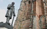 Standbeeld van Pieter Jelles Troelstra aan het Oldehoofsterkerkhof te Leeuwarden​. beeld RD, Anton Dommerholt