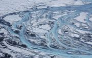 Elke zomer vormen zich forse rivieren met stromend ijswater aan het oppervlak van de Groenlandse ijskap, die het smeltwater snel afvoeren naar de oceaan. beeld Sarah Das, Woods Hole Oceanographic Institution