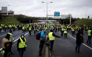 Franse activisten in gele hesjes blokkeren zaterdag een snelweg in de buurt van de noordwestelijke stad Caen. beeld AFP, Charly Triballeau