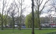 Dr. J. Koopmans stond aan de overzijde van het Weteringplantsoen aan de Amsterdamse Stadhouderskade (zichtbaar tussen de bomen) te kijken naar een fusillade. Een verdwaalde kogel trof hem toen hij bij het raam stond. Na enkele dagen overleed hij, vlak voo