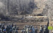 Zuid-Koreaanse soldaten bewaken de aanleg van een autoweg die dwars door de DMZ-zone richting Noord-Korea gaat lopen. Natuurbeschermers vrezen aantasting van de ongerepte natuur in de zone, die nu al 65 jaar met rust wordt gelaten. De toenadering tussen N