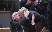 Op de EU-top maakt May (r.) geen krachtige indruk meer. Links voorzitter Juncker.  beeld AFP, Emmanuel Dunand